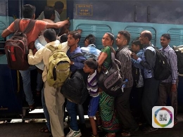 印度两列火车出轨坠河上百人或遇难