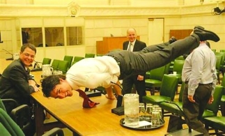 加拿大总理在会议桌上秀瑜伽照 风靡网络