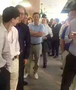 华为总裁任正非食堂排队打饭引员工围观