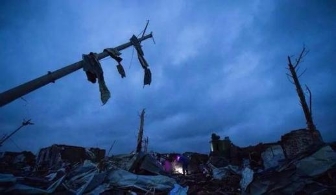 新闻哈哈镜：龙卷风致98人亡 愿逝者安息