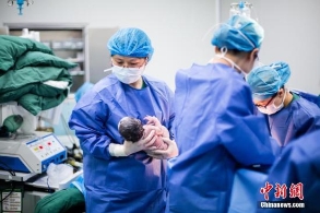 中国新生婴儿继续增长 “二孩”占比过半