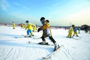 北京学生上冰雪 22年将建两百所冰雪特色校