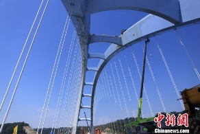 世界第一大跨度有推力拱桥钢箱梁顺利合龙