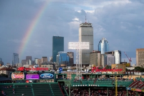 世界大赛赛前 波士顿红袜的主场出现彩虹