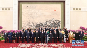 习近平和彭丽媛欢迎出席高峰论坛外方领导人