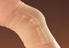 日常保护膝关节需要注意三方面：注意保暖