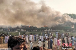 巴基斯坦列车大火已致74人死亡 另44人受伤
