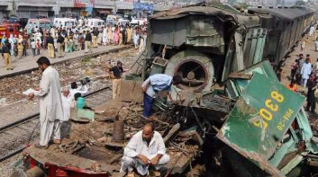 巴基斯坦客货车相撞事故已致10人死亡20人受伤