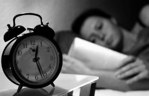 如何远离晚睡强迫症？经常熬夜晚睡害处多