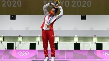杨倩摘得东京奥运首金 回应赛后颁奖时“比心”