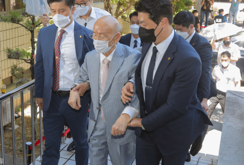 韩国90岁前总统全斗焕受审时呼吸困难 中途退庭