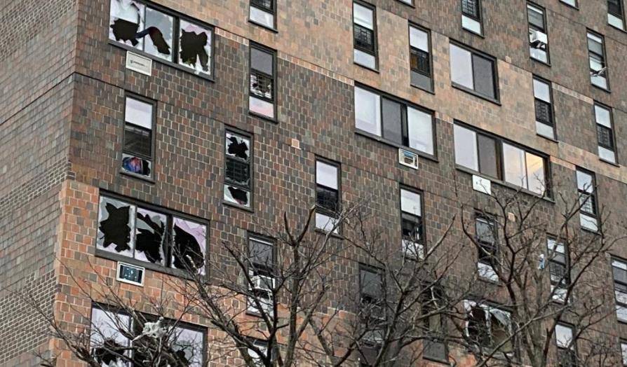 美国纽约一公寓楼发生火灾造成至少19人死亡