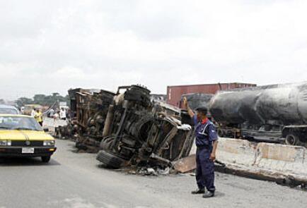 尼日利亚油罐车爆炸致至少8人死亡