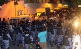 马尔代夫前总统支持者在议会前示威(高清组图)