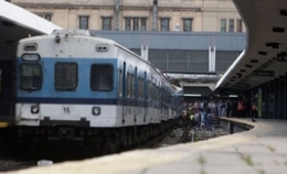 阿根廷城铁撞站台出轨 3名中国人受轻伤