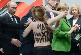普京访德遭乌女权主义者半裸抗议