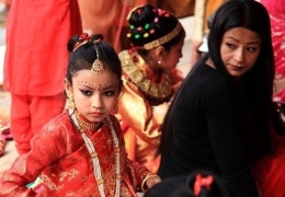 揭秘尼泊尔的奇特婚俗：竟然不是和人结婚