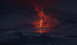 英男子俄罗斯拍火山喷发壮丽景象