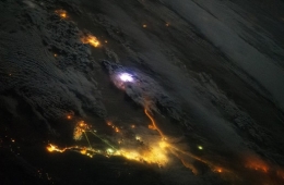 国际空间站：抓拍地球大气层闪电惊人瞬间