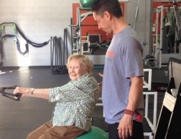 美97岁老人健身房锻炼激励他人