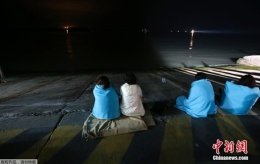 韩国客轮沉没上百人失踪 家属彻夜等待祈福
