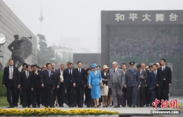 丹麦女王参观南京大屠杀遇难同胞纪念馆
