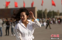 北京遭遇大风 游客“风中凌乱”