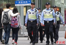 上海警方首支冲锋队 配手枪及可4G传输头盔