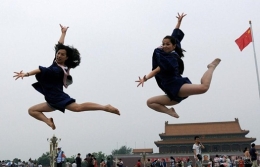 大学生天安门广场拍“赤脚飞天”造型毕业照