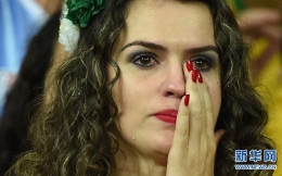 揪心！巴西球迷现场痛哭流涕