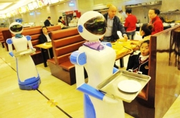 浙江宁波一餐厅现机器人送餐服务