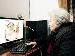 武汉69岁老太半年拍下59张让座人笑脸