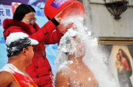 哈尔滨市民赤膊上演雪桶挑战
