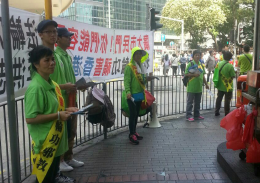香港市民在街头宣传法轮功的危害（组图）