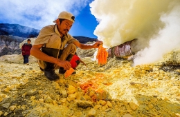 俄摄影师记录印尼硫磺矿工的艰辛工作