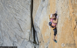 美22岁女子挑战垂直攀岩上演挂壁神功