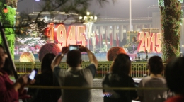 北京天安门广场夜景光彩夺目 引游客驻足