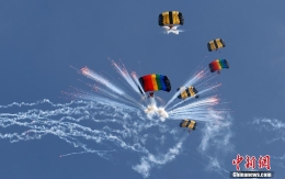 亚洲跳伞锦标赛开幕 缤纷飞伞装点晴空