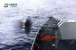南海舰队远海训练编队展开对海实弹射击训练