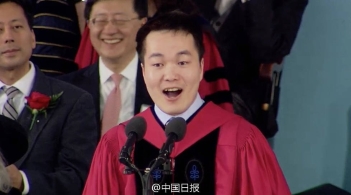中国农村学子首登哈佛毕业典礼演讲台