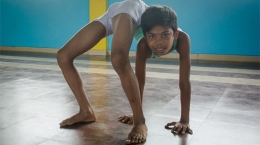 如蛇般灵活！印度男孩身体高度柔软震惊网友
