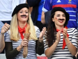 欧洲杯-法国对阵冰岛 球迷搞怪花絮趣图