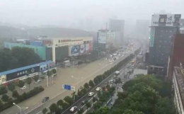 武汉中心城区被暴雨攻陷 交通系统全面瘫痪