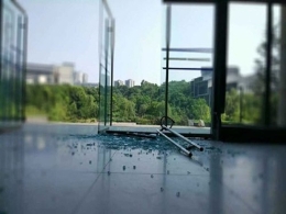 温度太高！重庆一高校教学楼玻璃门热炸了