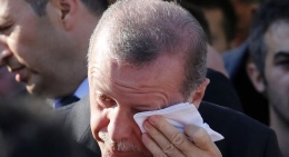 政变遇难者葬礼：土耳其总统落泪