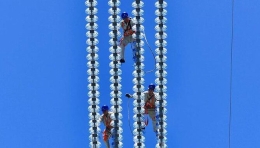新华网航拍行走在“超级高速”电线上的高空舞者
