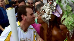 奥运圣火抵达里约 里约市长参与传递
