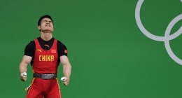男子举重69公斤级：石智勇夺冠