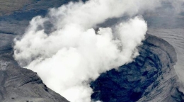 日本阿苏火山喷发 火山灰云高达万余米