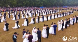 武汉大学首届集体婚礼:百余对新人宣誓结婚